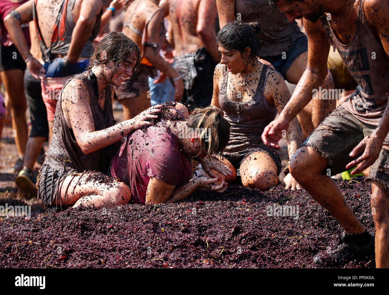 Le persone prendono parte a una battaglia di uva come parte delle celebrazioni della raccolta locale festeggiamenti nel villaggio di Binissalem in Mallorca Foto Stock