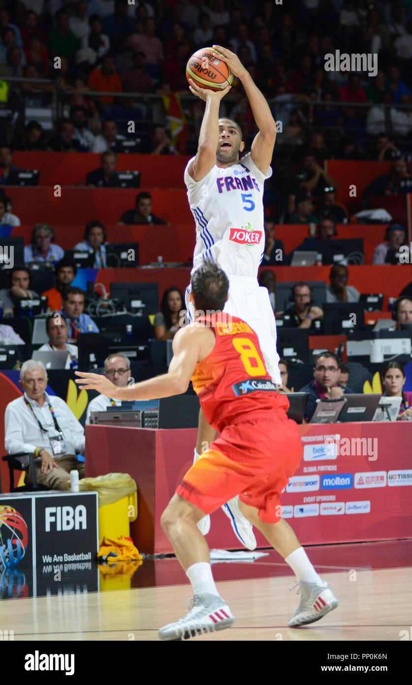 Nicholas Batum (Francia) riprese su Jose Calderon (Spagna). La FIBA World Cup di basket Spagna 2014 Foto Stock