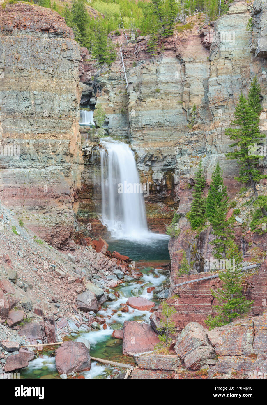 Cascata in un canyon della North Fork blackfoot river in capro espiatorio deserto vicino ovando, montana Foto Stock