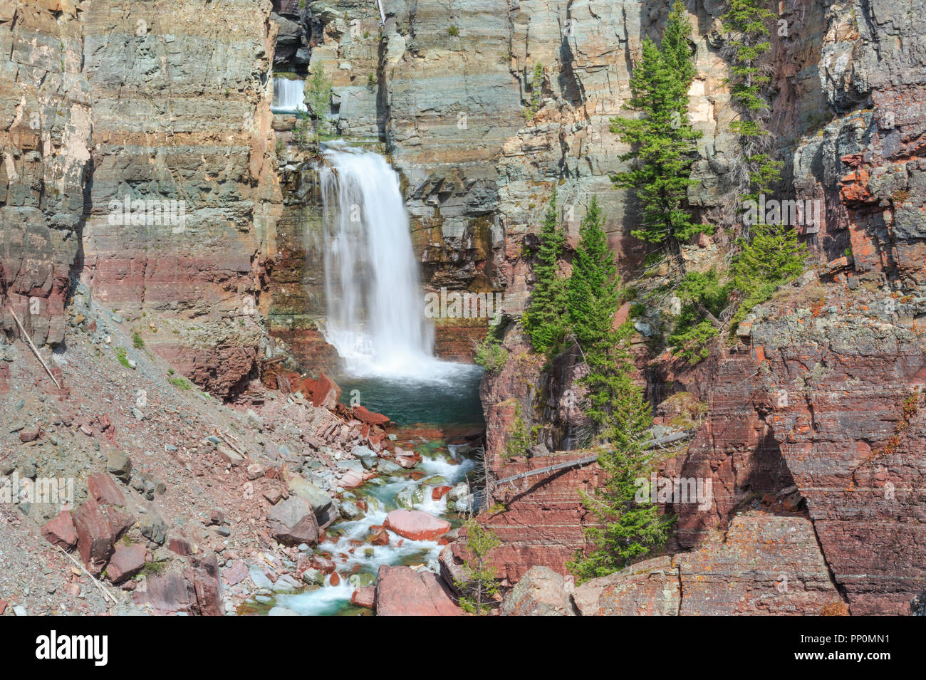 Cascata in un canyon della North Fork blackfoot river in capro espiatorio deserto vicino ovando, montana Foto Stock