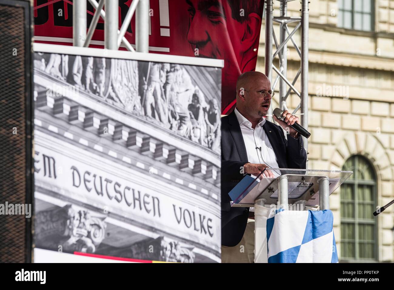 Monaco di Baviera, Germania. Il 22 settembre, 2018. Questo Oktoberfest sabato il lontano-diritto di estrema destra alternativa per la Germania (AFD) partito organizzato due manifestazioni nel centro di Monaco, uno a Max Joseph Platz e il secondo a Stachus. Alla riunione hanno partecipato a numerose figure di estrema destra dello spettro, compreso il neo-nazisti, Heinz Meyer di Pegida Monaco di Baviera che si trova sotto il terrorismo il monitoraggio e i membri dell'Identitaere estremisti Bewegung. Credito: Sachelle Babbar/ZUMA filo/Alamy Live News Foto Stock