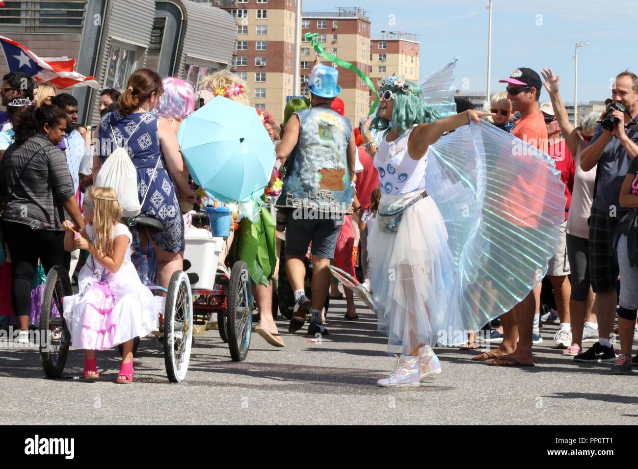 New York, Stati Uniti d'America. 22nd. Sep, 2018. Il quarto annuale del Poseidon Parade presso Rockaway Beach nel quartiere di Queens, NY, rotolato giù il Boardwalk il 22 settembre 2018 come una sorta di ultima estate urrà per tutte le età. La basso-chiave e jolly parade attira circa 500 persone ogni anno ed è una risposta alla più grande isola di Coney Mermaid Parade e in gran parte di un evento di quartiere. Credito: © 2018 G. Ronald Lopez/DigiPixsAgain.us/Alamy Live News Foto Stock