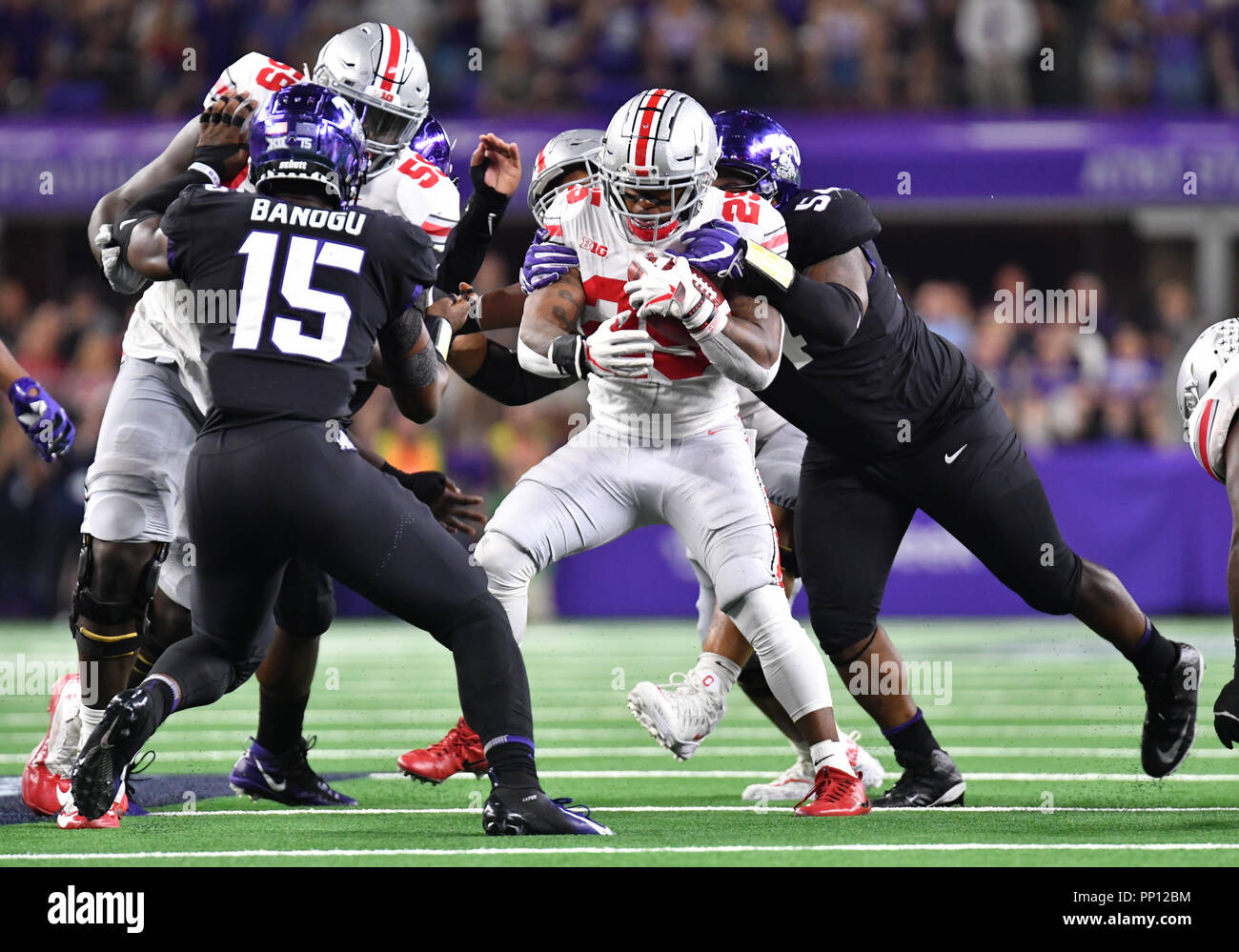 15 settembre 2018: Ohio State Buckeyes running back Mike Weber #25 nell'AdvoCare Showdown NCAA Football gioco tra la Ohio State Buckeyes e della TCU cornuto rane da AT&T Stadium di Arlington, TX Ohio sconfitto TCU 40-28 Albert Pena/CSM Foto Stock