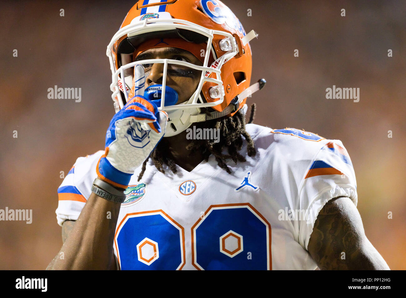 22 settembre 2018: Tyrie Cleveland #89 della Florida Gators i gesti per la folla dopo aver segnato un touchdown durante il NCAA Football gioco tra la University of Tennessee volontari e l'Università della Florida Gators a Knoxville, TN Tim Gangloff/CSM Credito: Cal Sport Media/Alamy Live News Foto Stock