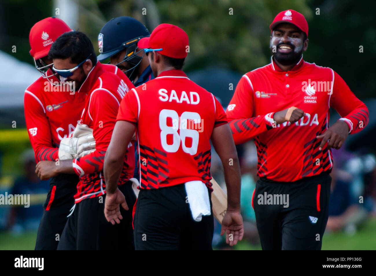 Morrisville, North Carolina, Stati Uniti d'America. Il 22 settembre, 2018. Sett. 22, 2018 - Morrisville N.C., USA - Il Team Canada celebra durante il mondo ICC T20 America's ''A'' il qualificatore partita di cricket tra gli Stati Uniti e il Canada. Entrambe le squadre hanno giocato a una cravatta 140/8 con il Canada vincendo il Super oltre per la vittoria assoluta. Oltre a Stati Uniti e Canada, il mondo ICC T20 America's ''A'' il qualificatore dispone anche di Belize e da Panama in sei giorni di torneo che termina sett. 26. Credito: Timothy L. Hale/ZUMA filo/Alamy Live News Foto Stock