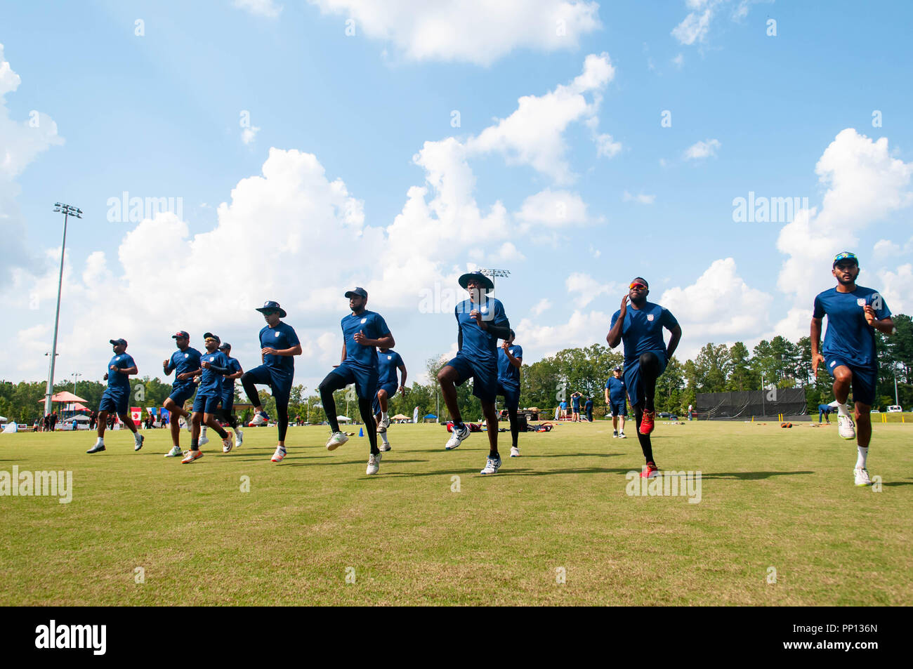 Morrisville, North Carolina, Stati Uniti d'America. Il 22 settembre, 2018. Sett. 22, 2018 - Morrisville N.C., USA - Il Team USA si riscalda durante il mondo ICC T20 America's ''A'' il qualificatore partita di cricket tra gli Stati Uniti e il Canada. Entrambe le squadre hanno giocato a una cravatta 140/8 con il Canada vincendo il Super oltre per la vittoria assoluta. Oltre a Stati Uniti e Canada, il mondo ICC T20 America's ''A'' il qualificatore dispone anche di Belize e da Panama in sei giorni di torneo che termina sett. 26. Credito: Timothy L. Hale/ZUMA filo/Alamy Live News Foto Stock