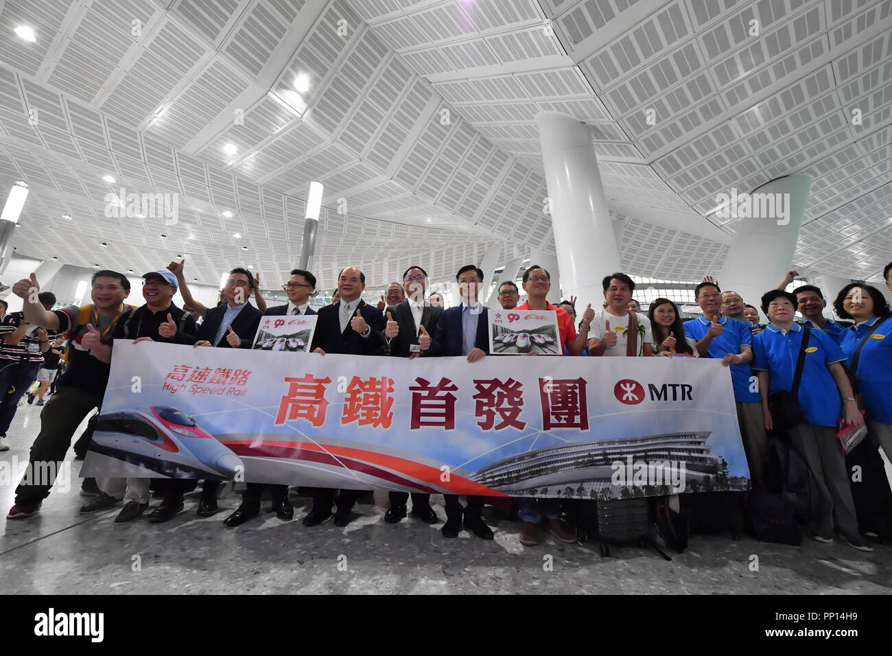 Hong Kong, Cina. 23 Sep, 2018. Passeggeri posano per una foto di gruppo a West Kowloon Station a Hong Kong, Cina del sud, Sett. 23, 2018. Stazione G5736 sinistra Hong Kong West Kowloon Station a 7:00 di domenica (1100 GMT Sabato) per Shenzhen Stazione Ferroviaria Nord. A 6:44, treno G5711 sinistra Shenzhen Stazione Ferroviaria Nord per Hong Kong West Kowloon Station, segnando l'apertura della RAS di Hong Kong sezione del Guangzhou-Shenzhen-Hong Kong ad alta velocità ferroviaria e quella di tutta la Guangzhou-Shenzhen-Hong Kong della ferrovia ad alta velocità. Credito: Lui Siu Wai/Xinhua/Alamy Live News Foto Stock