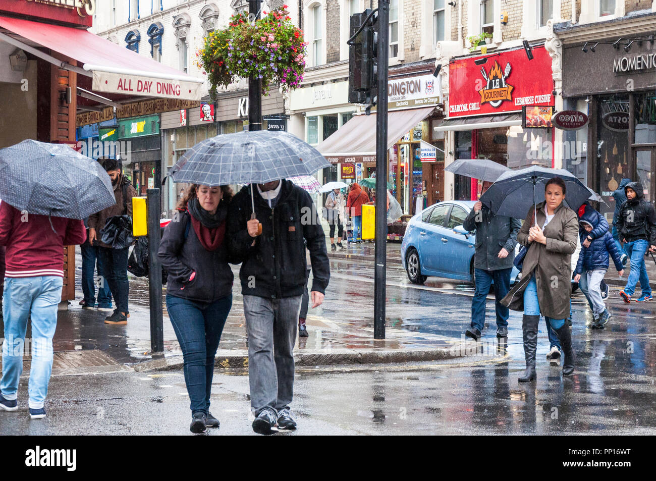 Paddington, London, Regno Unito meteo. Il 23 settembre 2018. La gente camminare sotto la pioggia. Credito: Richard Wayman/Alamy Live News Foto Stock
