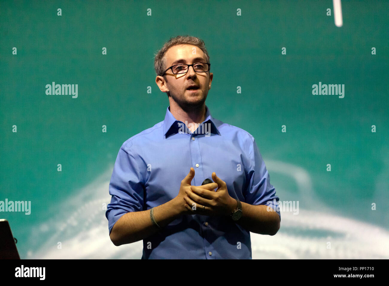 Un fisico nucleare, David Mahon spiegando come particelle di muoni dallo spazio può essere usata per illuminare i segreti nascosti nelle piramidi e altrove, sulla tecnologia stadio, a New Scientist Live Foto Stock