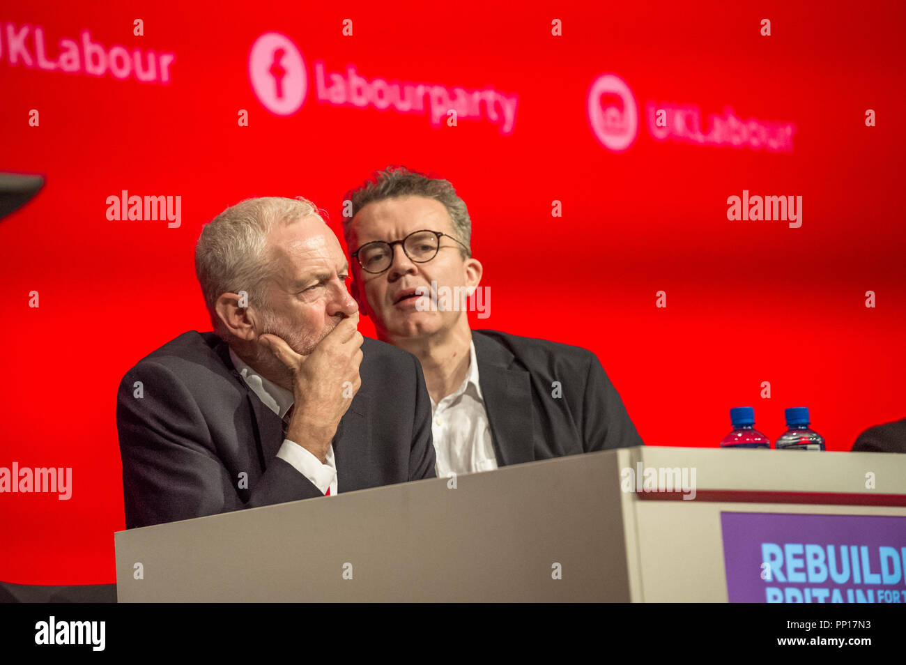 Liverpool, Regno Unito. Il 23 settembre 2018. Jeremy Corbyn leader del partito laburista e Tom Watson vice leader sul palco al Partito laburista conferenza annuale 2018 Alan Beastall/Alamy Live News Foto Stock