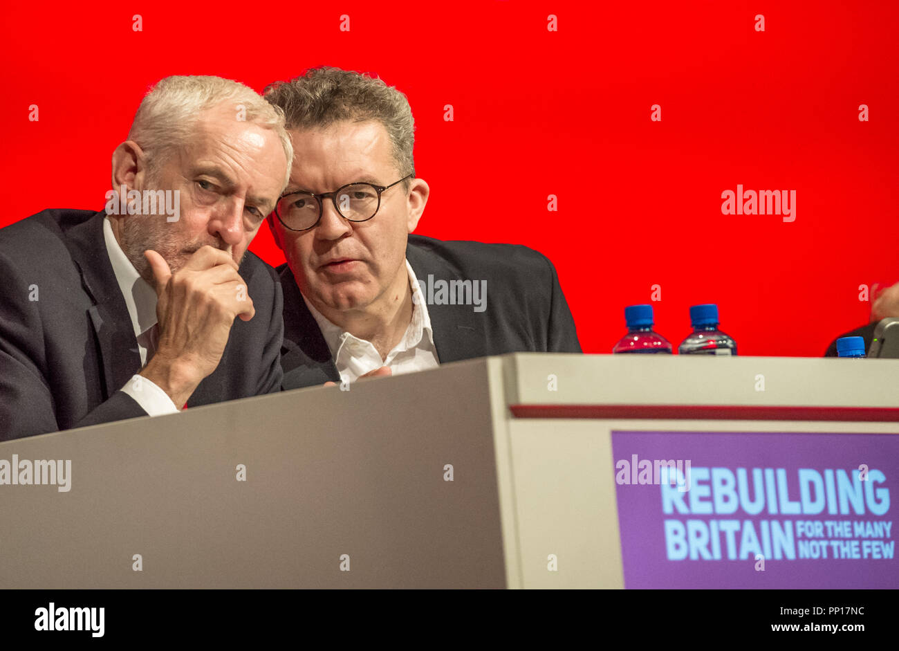 Liverpool, Regno Unito. Il 23 settembre 2018. Jeremy Corbyn leader del partito laburista e Tom Watson vice leader sul palco al Partito laburista conferenza annuale 2018 Alan Beastall/Alamy Live News Foto Stock