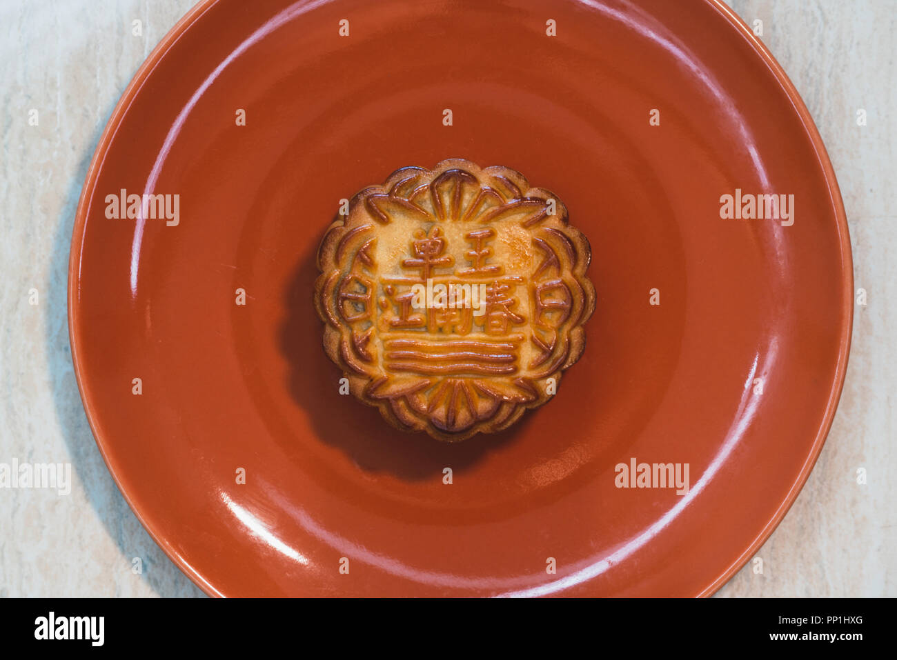 Mooncake cinese su una piastra per metà festa d autunno Foto Stock