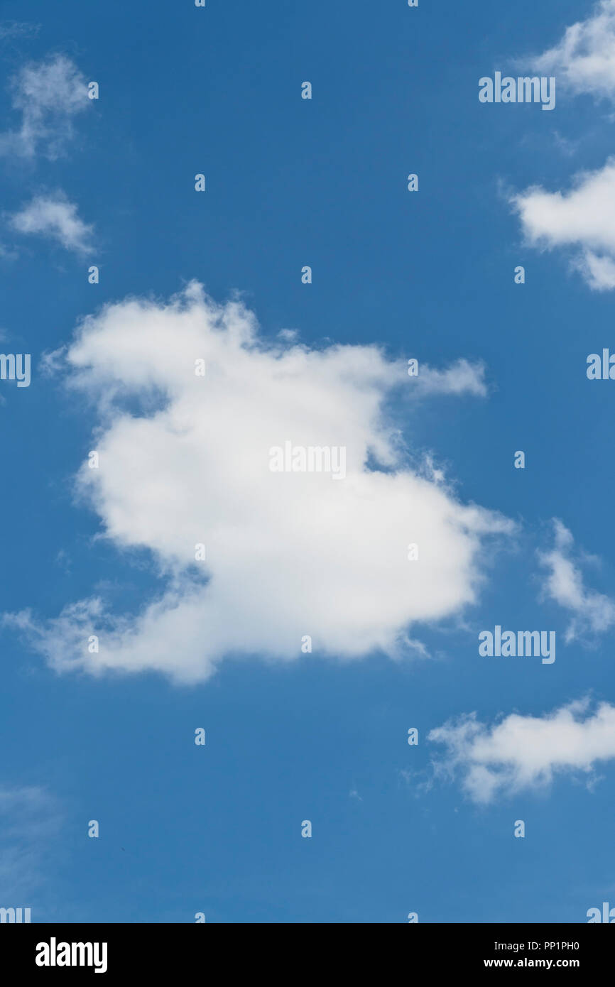 Una nuvola in cielo blu al di sopra di San Louis su una giornata di primavera a metà maggio. Foto Stock