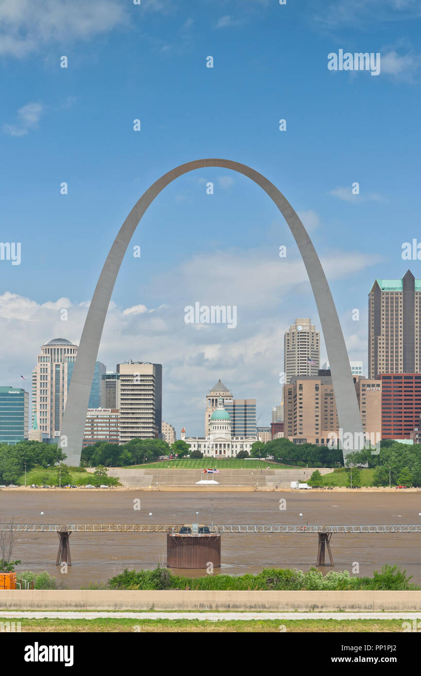 Il Gateway Arch e il centro cittadino di San Louis skyline vista dal fiume Mississippi si affacciano in Malcolm W. Martin Memorial Park. Foto Stock