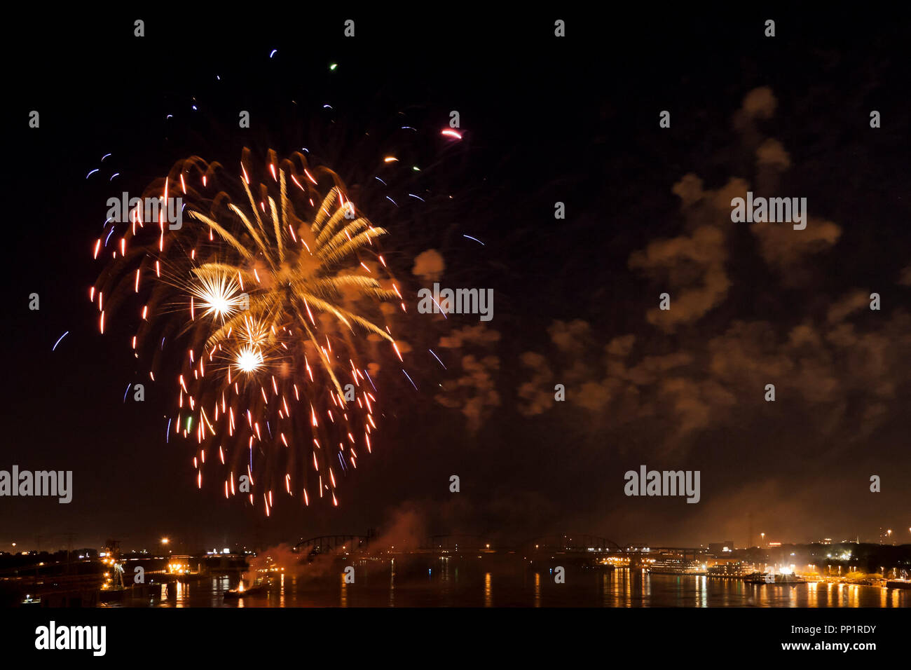 Fuochi d'artificio oltre il Fiume Mississippi nella celebrazione dell America's indipendenza, 2013 luglio 4. Foto Stock