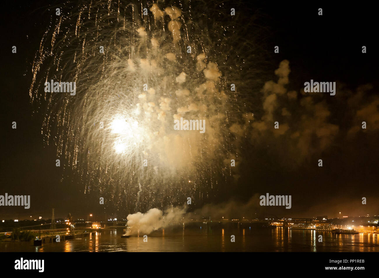 Fuochi d'artificio oltre il fiume Mississippi. Foto Stock