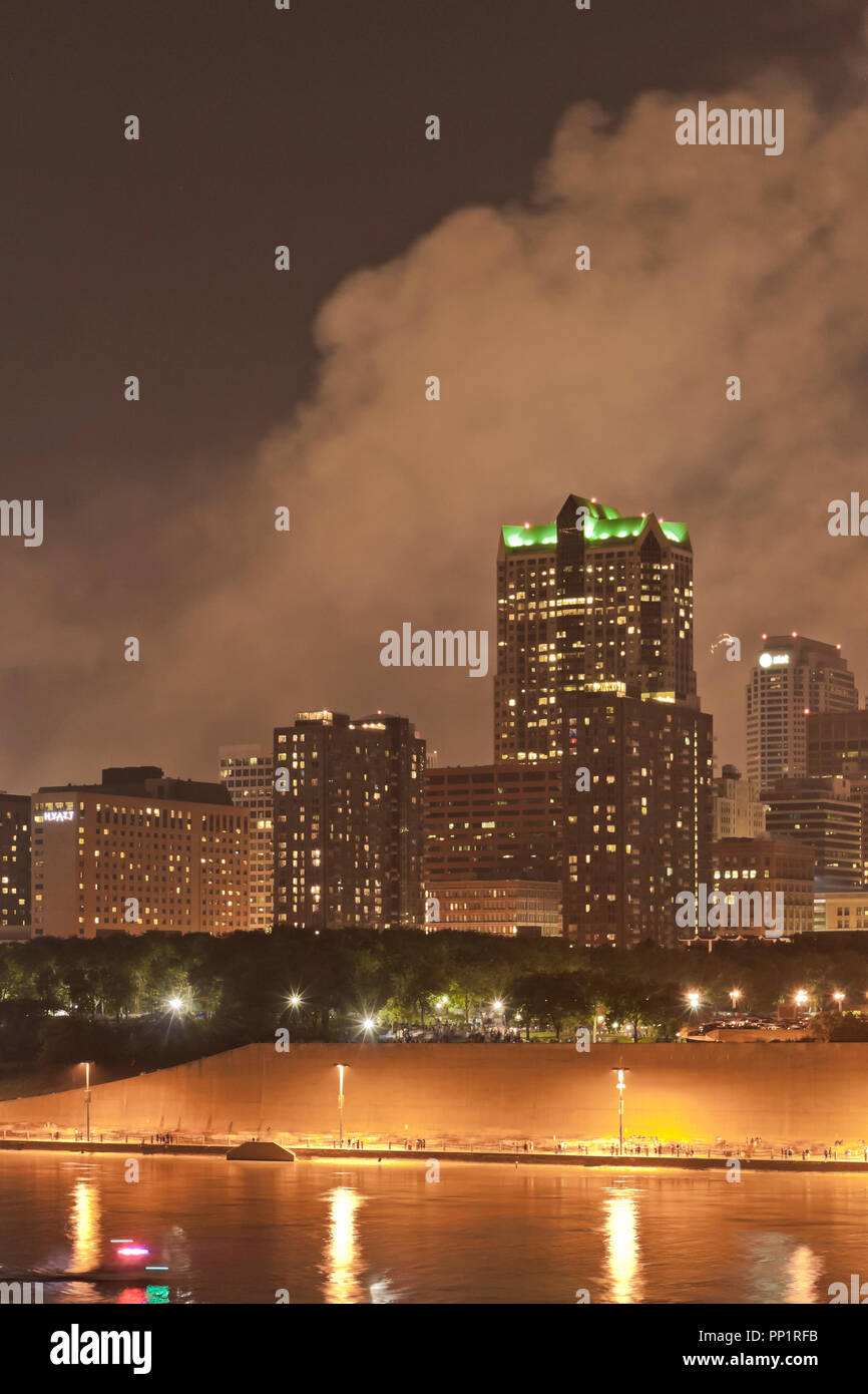 Una nuvola di fumo dopo la fine del 2013 Fiera di San Luigi spettacolo di fuochi d'artificio sul quarto di luglio si sposta verso ovest al di sopra del centro di St. Louis skyline. Foto Stock