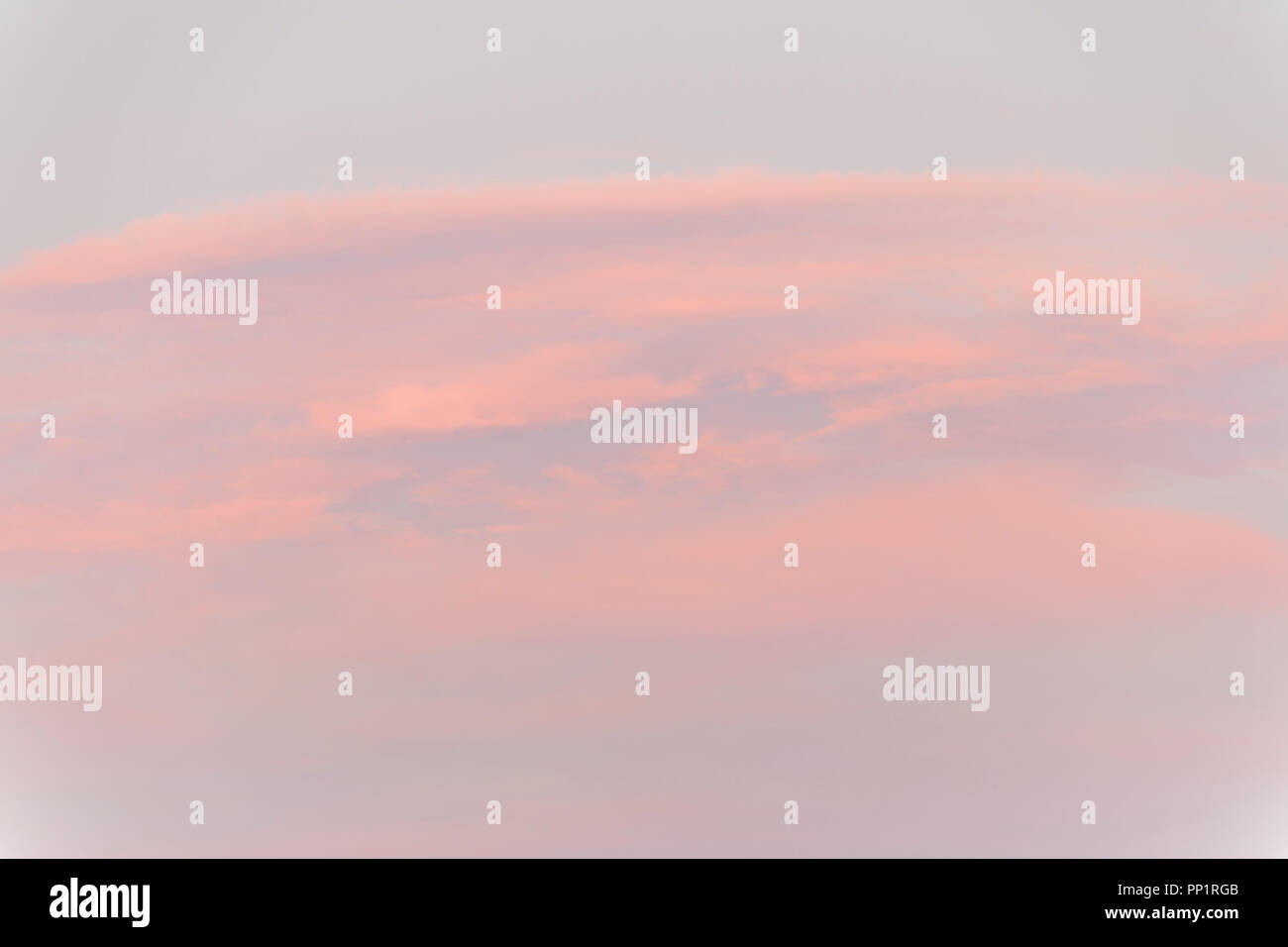 Alta altitudine nuvole colorato di rosa dopo il tramonto su una serata estiva su San Luigi. Foto Stock