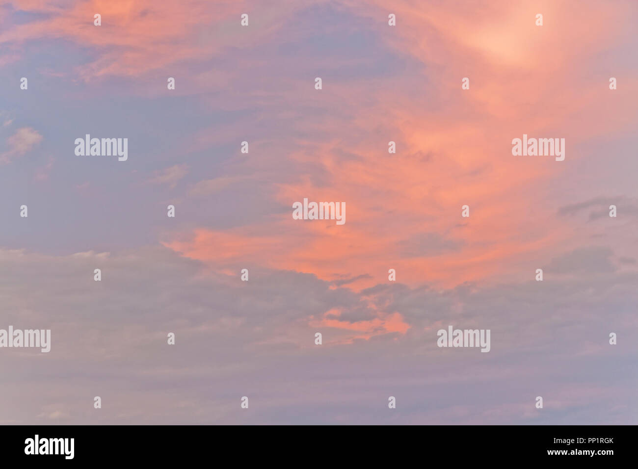 Feathery alta altitudine nuvole colorato di rosa dopo il tramonto su una serata estiva su San Luigi. Foto Stock