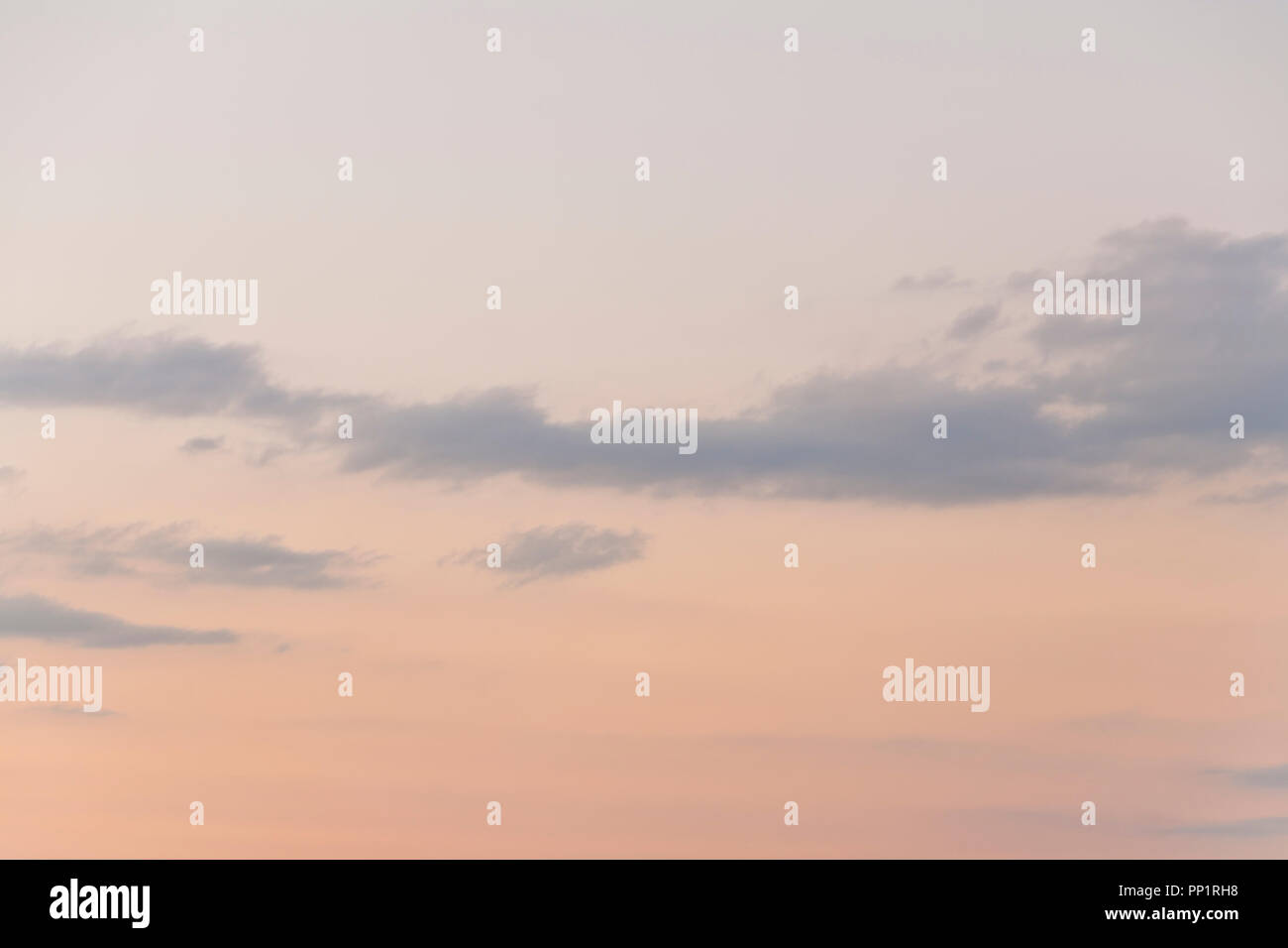 Una nuvola divide la rosa "cintura di Venere' band dopo il tramonto su una serata estiva su San Luigi. Foto Stock
