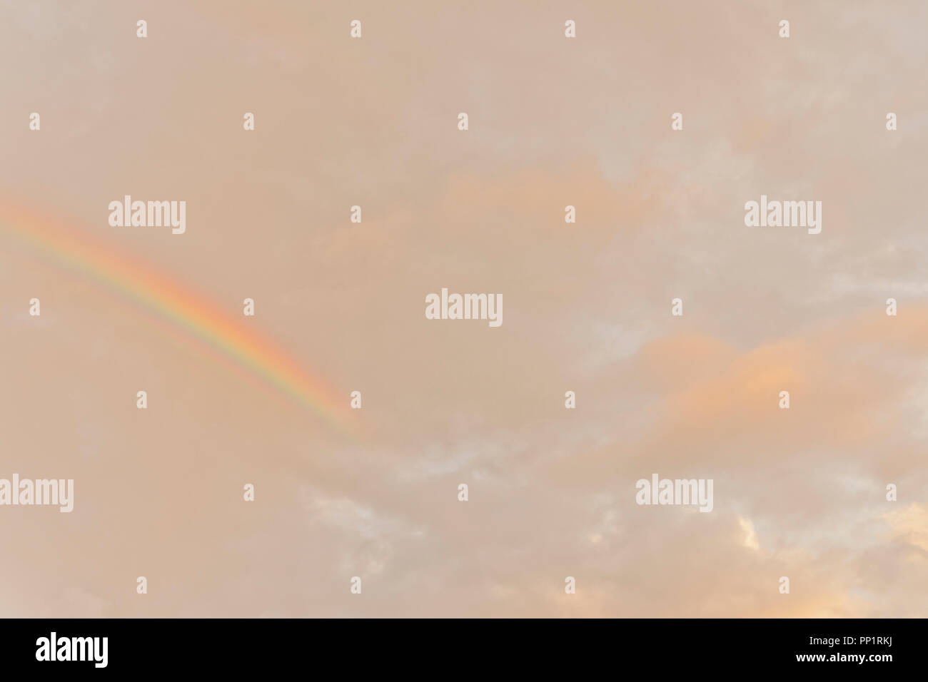 Un doppio arcobaleno e nuvole vicino al tramonto su San Louis Forest Park su una sera d'estate. Foto Stock