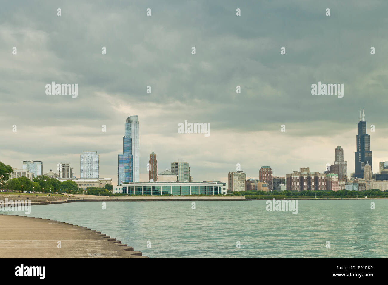 Vista di Chicago world-class skyline dall'estremità nord della isola del Nord in un giorno nuvoloso. Foto Stock