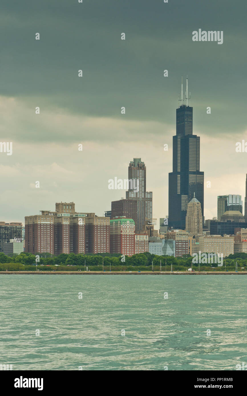 Vista di Chicago world-class skyline dall'estremità nord della isola del Nord in un giorno nuvoloso. Foto Stock
