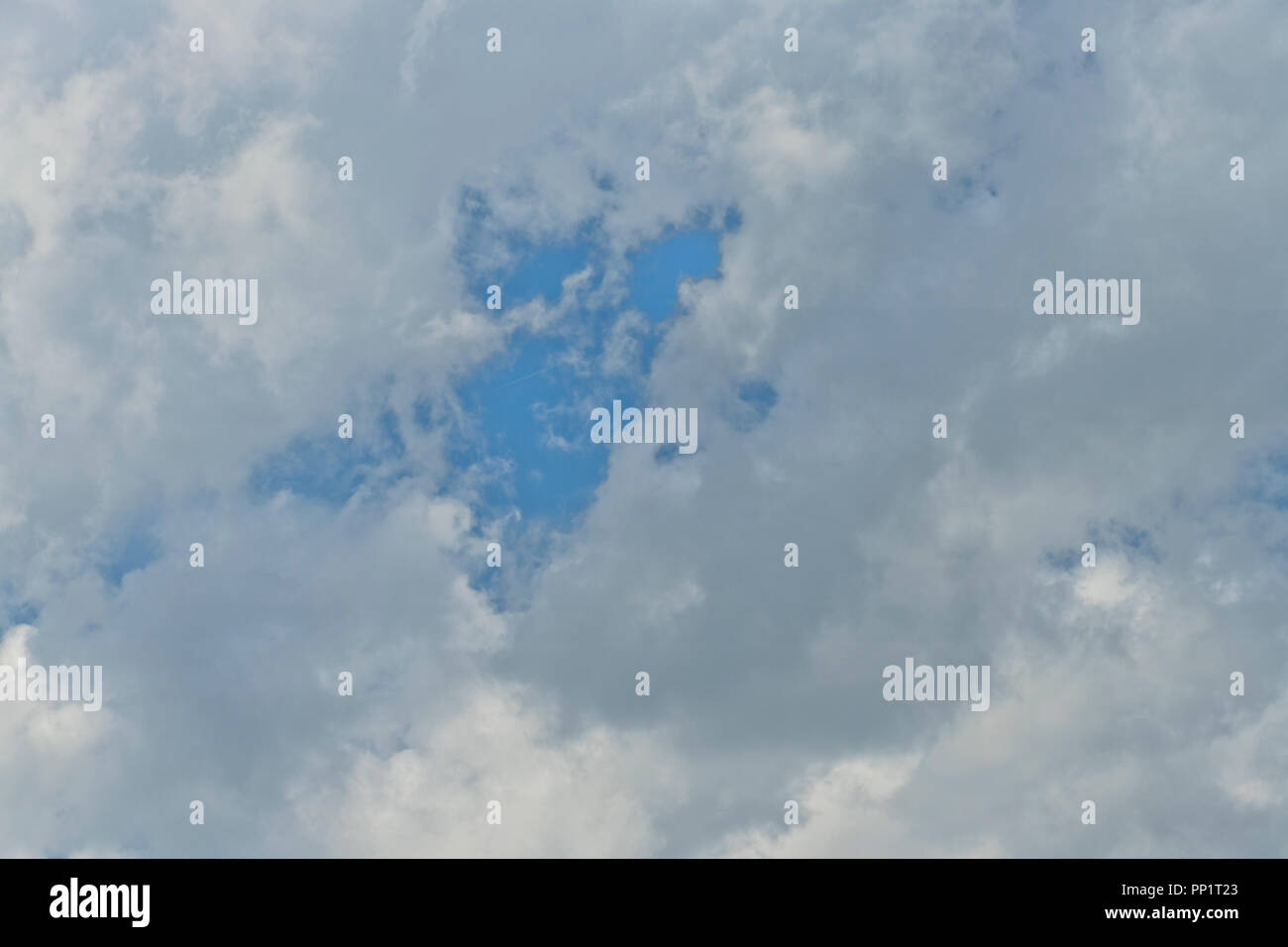 Nuvole e cielo e creare una favolosa sul contrasto di una calda giornata autunnale su San Luigi. Foto Stock