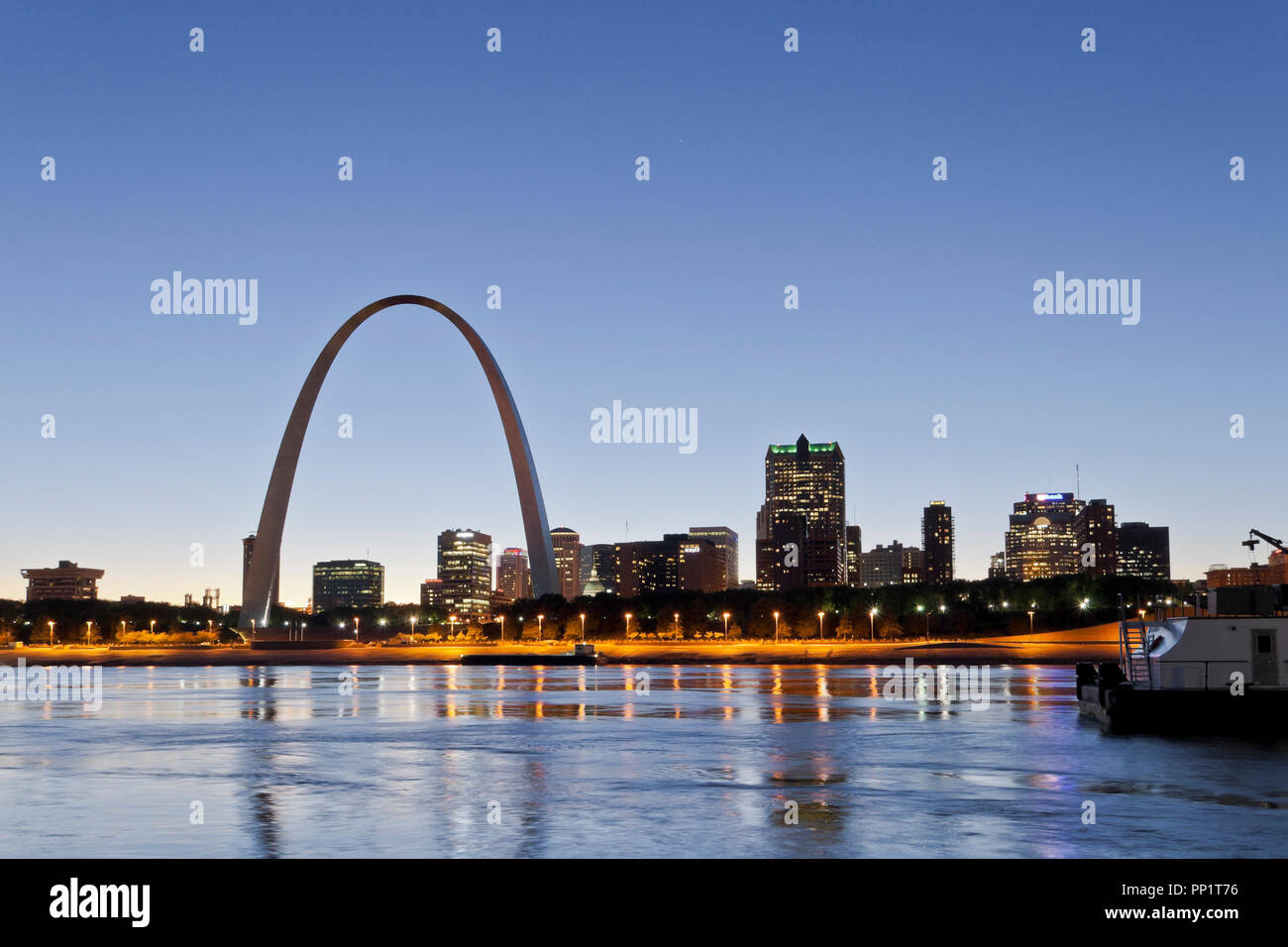 Il centro cittadino di Saint Louis skyline, incluso il Gateway Arch, nel crepuscolo il 7 ottobre 2013, come visto da est a Saint Louis, Illinois. Foto Stock