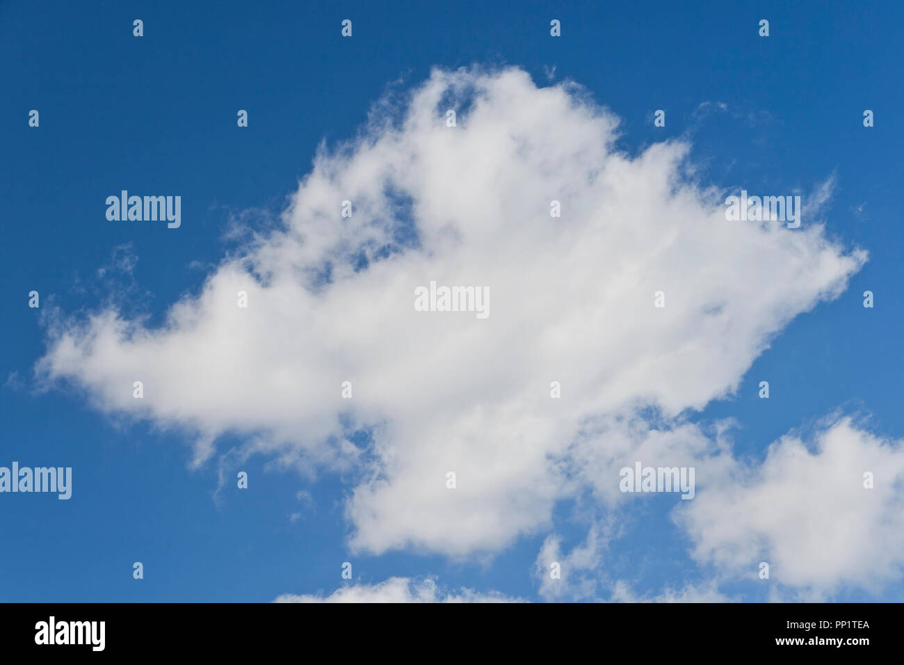 Puffy nuvole sopra San Luigi Foto Stock