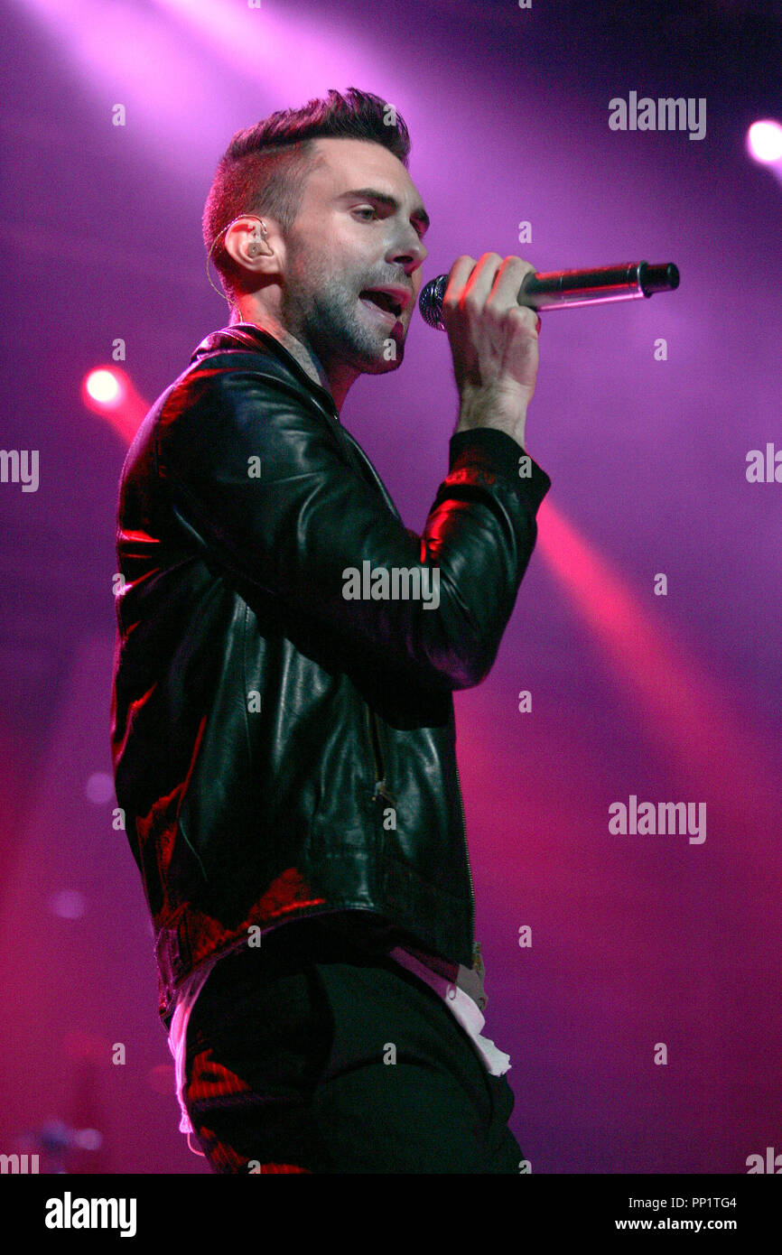 Adam Levine con Maroon 5 esegue in concerto al BankAtlantic Center di Sunrise, in Florida, il 20 ottobre 2007. Foto Stock