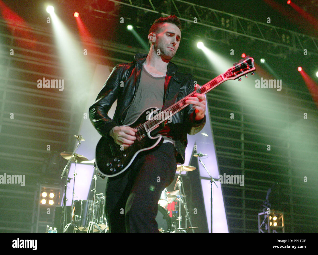 Adam Levine con Maroon 5 esegue in concerto al BankAtlantic Center di Sunrise, in Florida, il 20 ottobre 2007. Foto Stock
