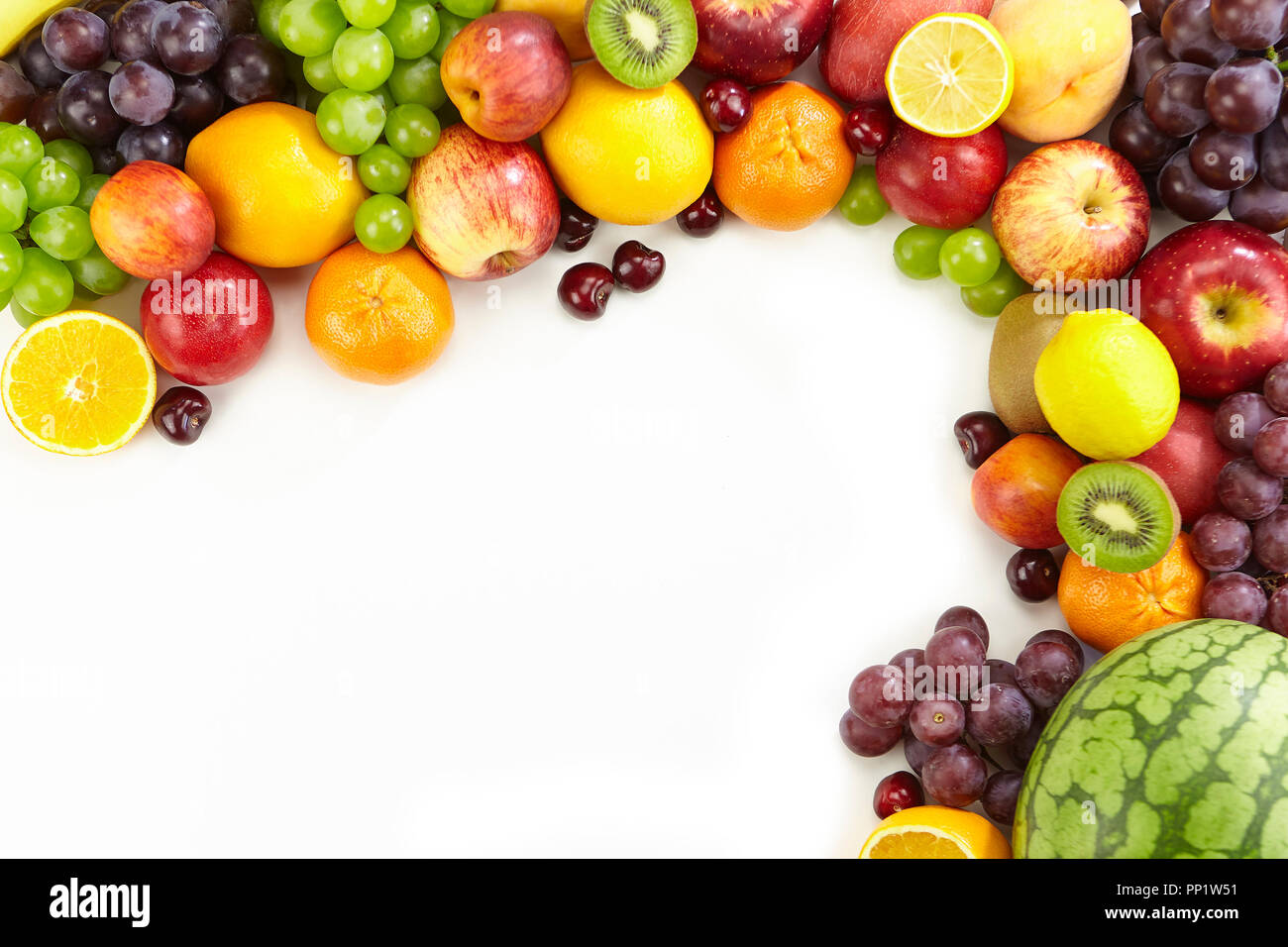 Un assortimento di frutta fresca isolati su sfondo bianco, con copia spazio. Foto Stock