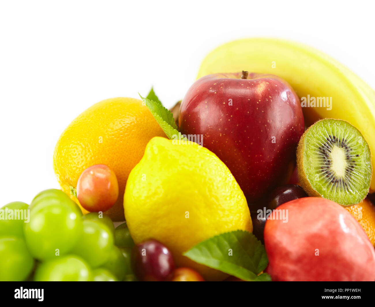Primo piano di un assortimento di frutta fresca isolato su sfondo bianco con copia spazio. Foto Stock