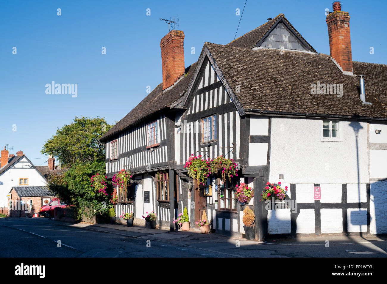 Il Kings House Inn. In bianco e nero in inglese con cornice in legno di edifici. Pembridge. Herefordshire. Inghilterra Foto Stock