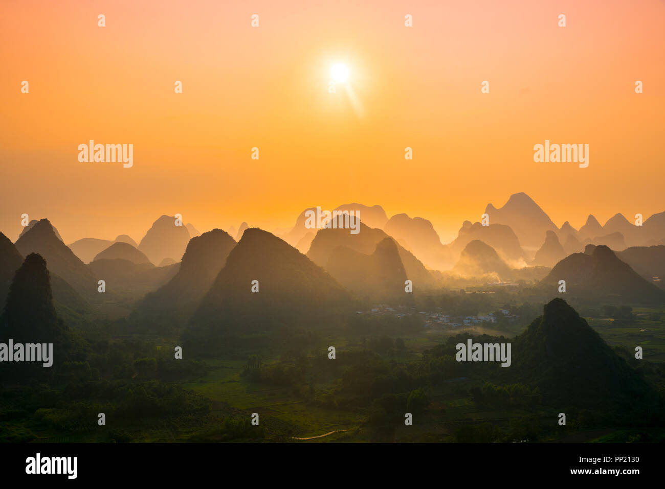 Sunrise paesaggio di Guilin , il Fiume Li e montagne carsiche chiamato Monte Xingping, provincia di Guangxi, Cina Foto Stock