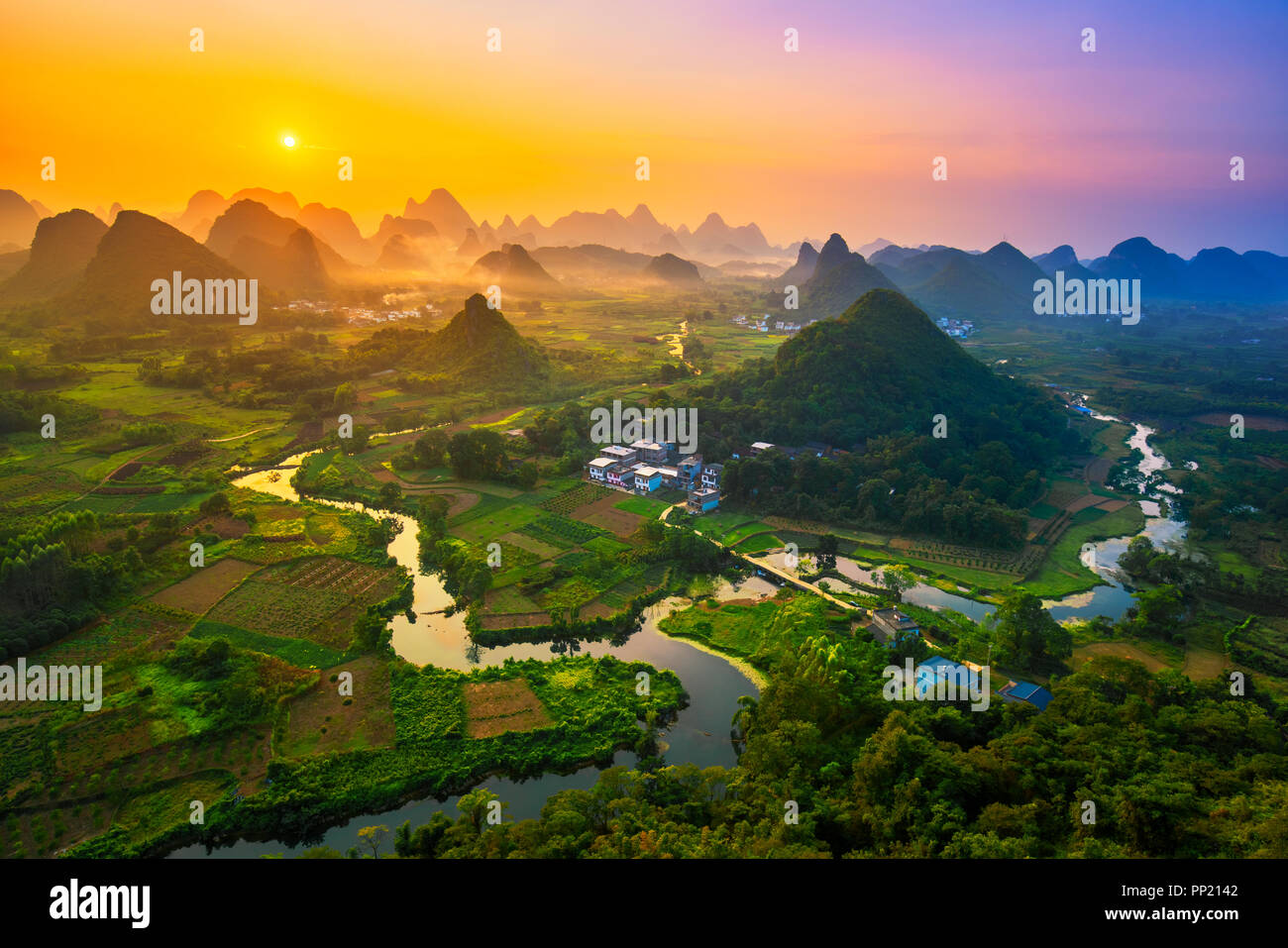 Paesaggio di Guilin, Cina. Il Fiume Li e montagne carsiche chiamato Cuiping o cinque dita supporto che si trova in provincia di Guangxi, Cina. Foto Stock