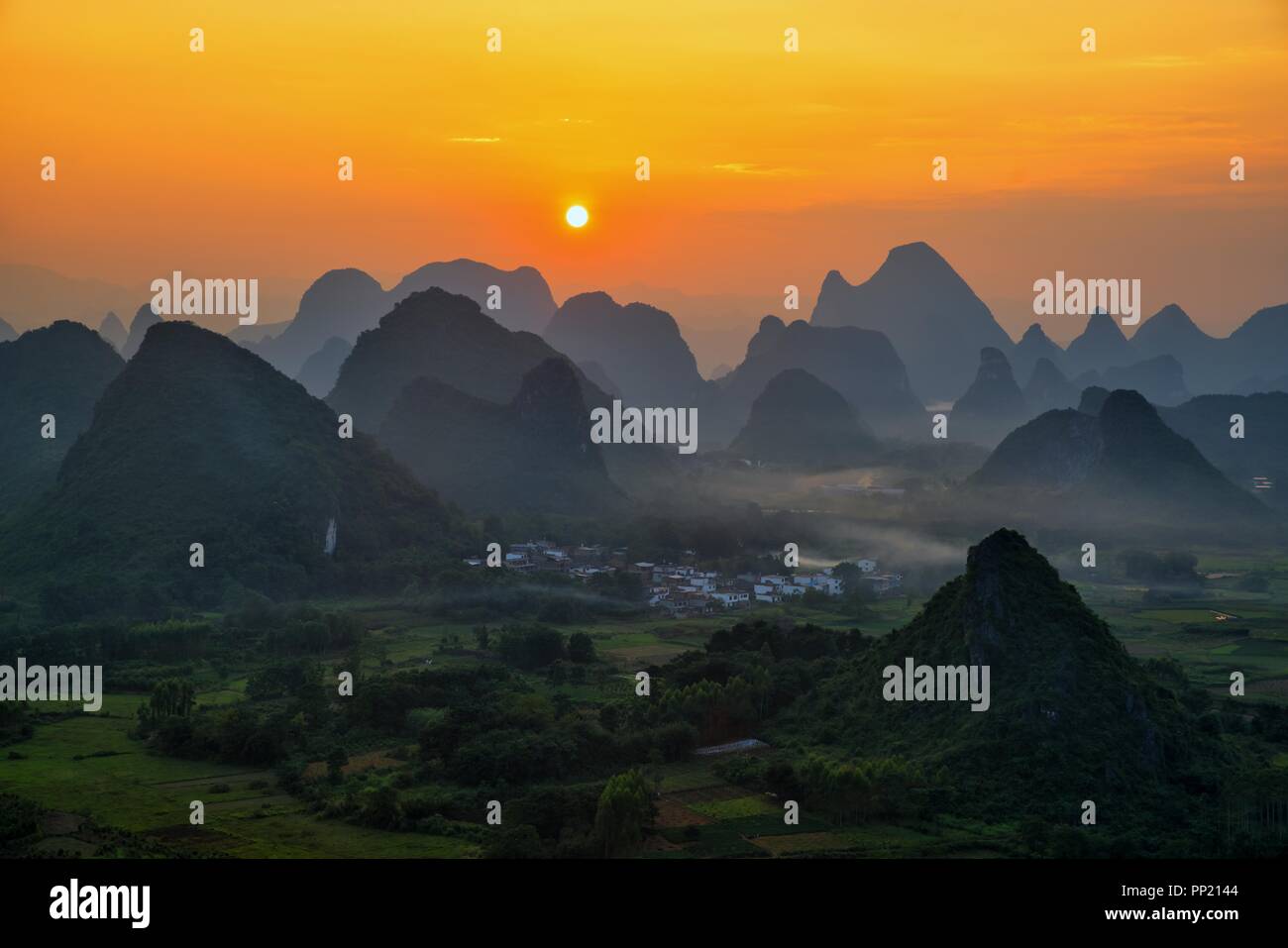 Paesaggio di Guilin, Cina. Il Fiume Li e montagne carsiche chiamato Cuiping o cinque dita supporto che si trova in provincia di Guangxi, Cina. Foto Stock