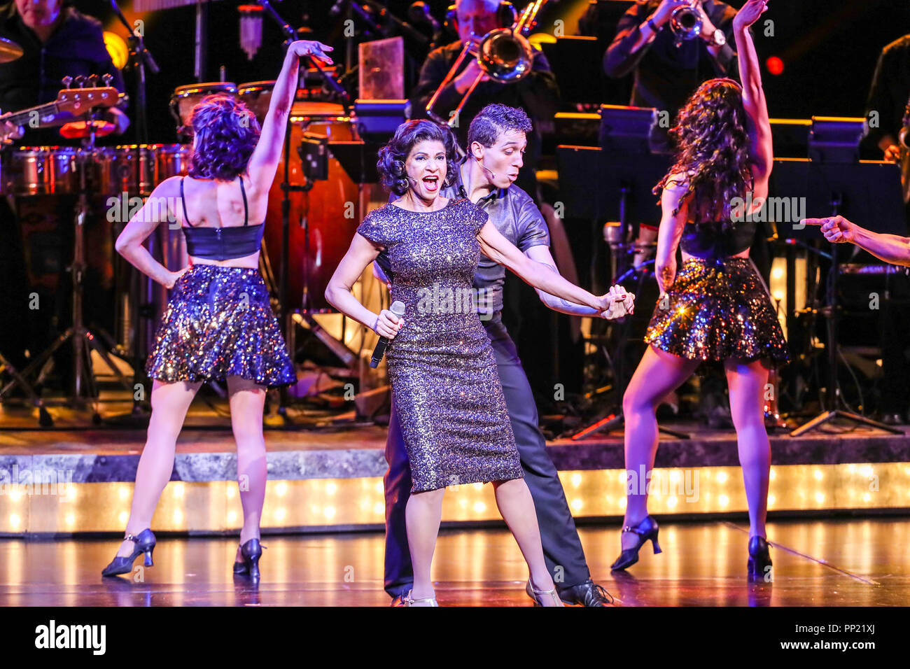 In piedi il touring musical di Broadway esegue in North Carolina. In piedi! È un jukebox musical che ha giocato su Broadway al Marquis Theatre. Basato sulla vita e la musica di 26 Grammy Award-winning moglie e marito team Gloria ed Emilio Estefan, il musical è un libro scritto da Alessandro Dinelaris e un punteggio costruito intorno al cubano-fusion di musica pop, reso famoso da Gloria Estefan. Foto Stock