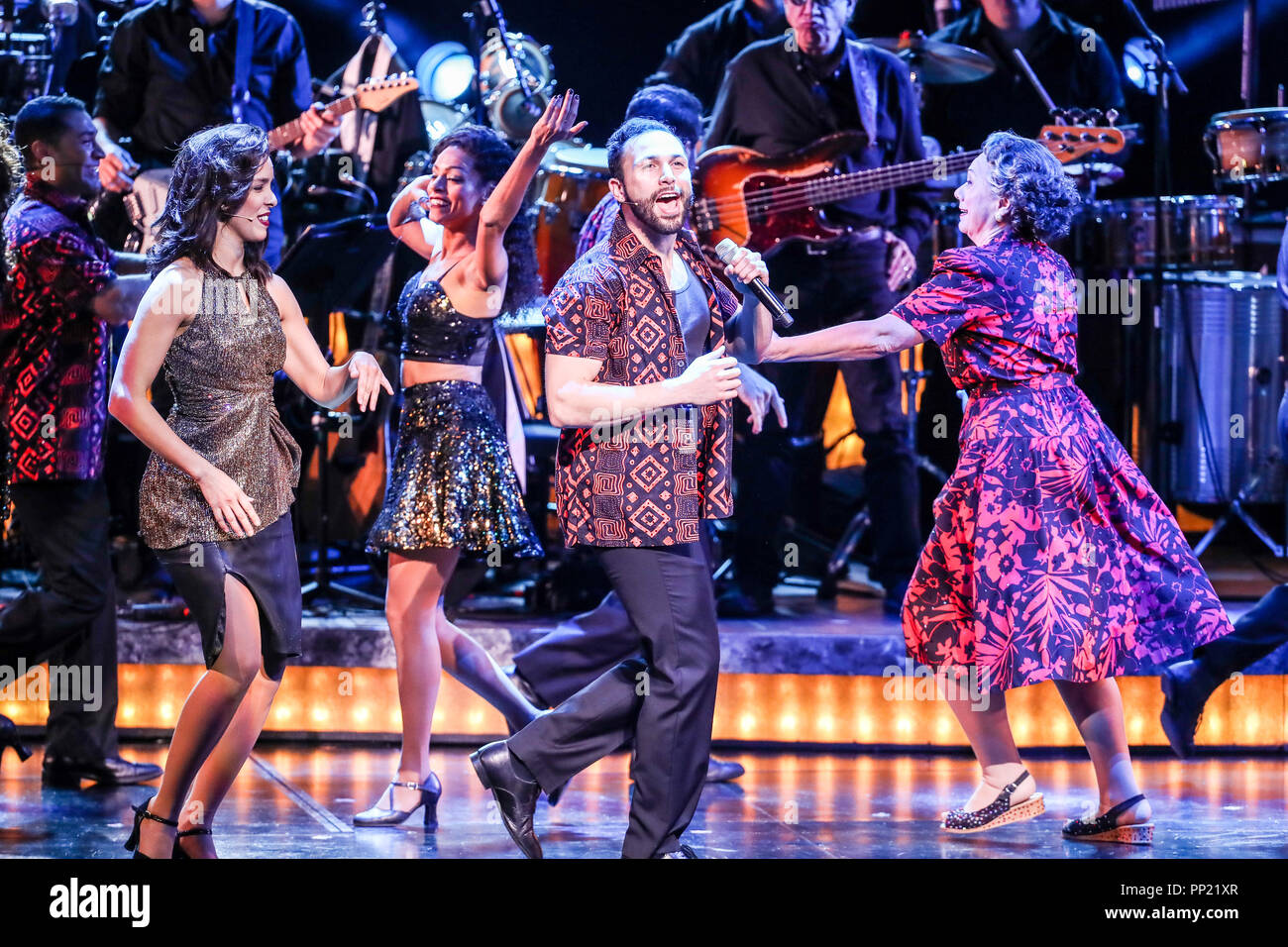 In piedi il touring musical di Broadway esegue in North Carolina. In piedi! È un jukebox musical che ha giocato su Broadway al Marquis Theatre. Basato sulla vita e la musica di 26 Grammy Award-winning moglie e marito team Gloria ed Emilio Estefan, il musical è un libro scritto da Alessandro Dinelaris e un punteggio costruito intorno al cubano-fusion di musica pop, reso famoso da Gloria Estefan. Foto Stock