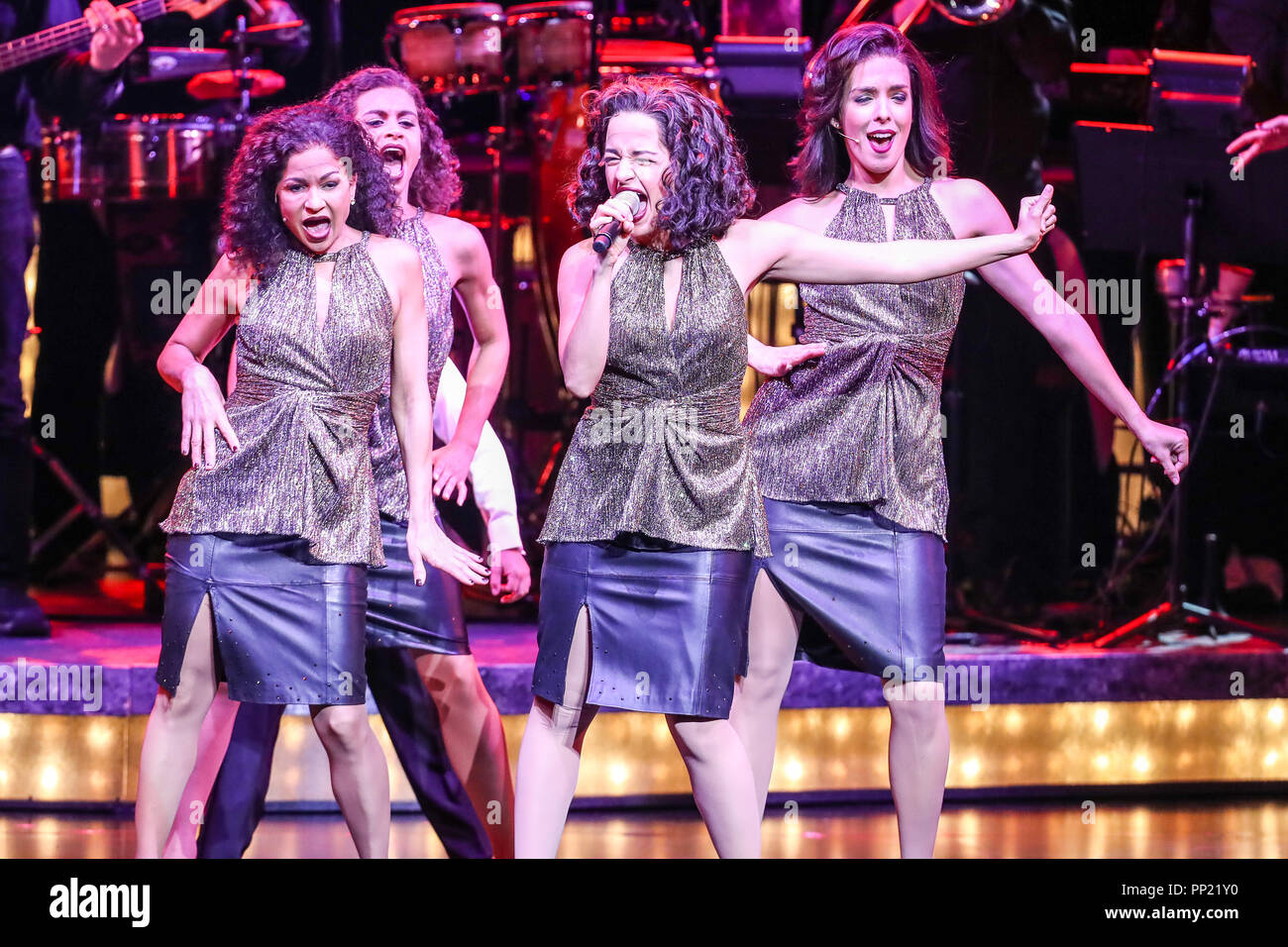 In piedi il touring musical di Broadway esegue in North Carolina. In piedi! È un jukebox musical che ha giocato su Broadway al Marquis Theatre. Basato sulla vita e la musica di 26 Grammy Award-winning moglie e marito team Gloria ed Emilio Estefan, il musical è un libro scritto da Alessandro Dinelaris e un punteggio costruito intorno al cubano-fusion di musica pop, reso famoso da Gloria Estefan. Foto Stock