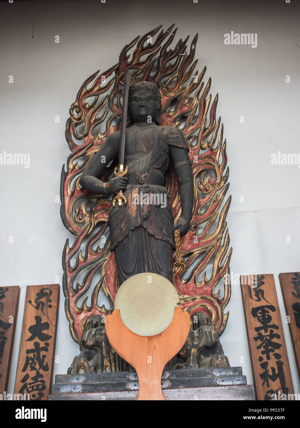 Lo Shintoismo specchio e statua buddista di Fyoo Myo-o, Kaiganiji Hondo, santuario interiore di Zentsuji, Kagawa, Giappone Foto Stock