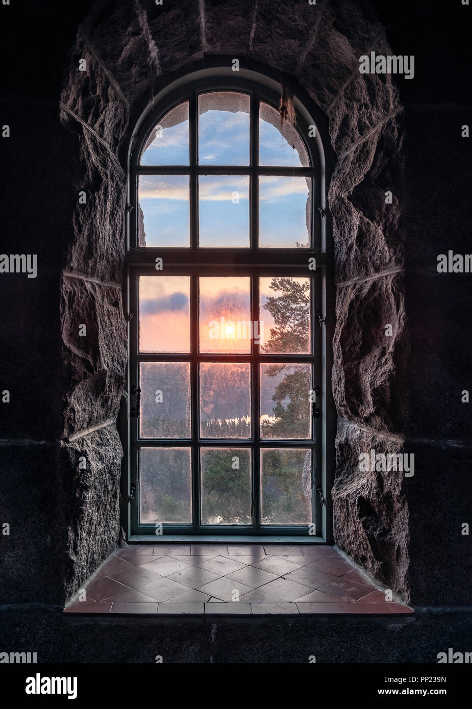 Accogliente vista guardando attraverso una vecchia finestra con tramonto al mattino di Autunno nel parco nazionale, Finlandia Foto Stock