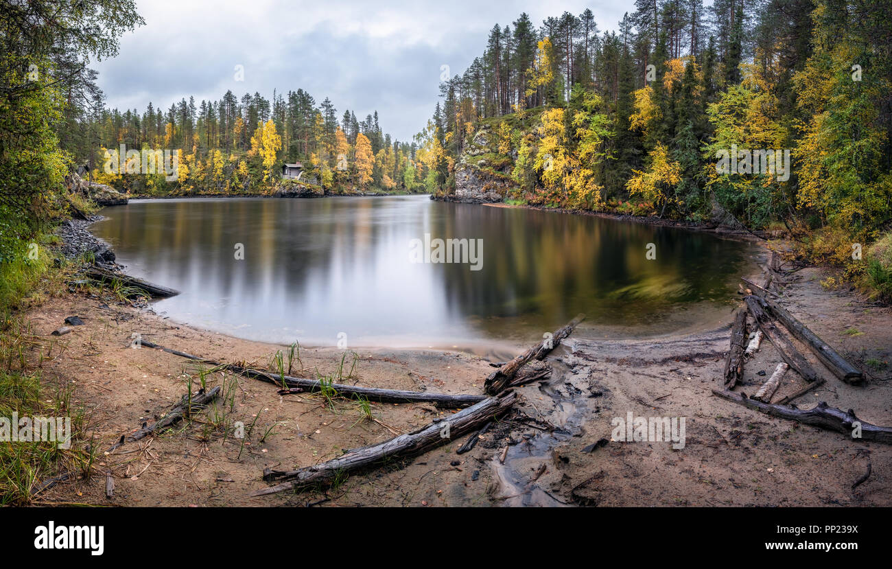 Scenic paesaggio fluviale con bellissimi colori autunnali a giornata autunnale nel Parco Nazionale, Finlandia Foto Stock