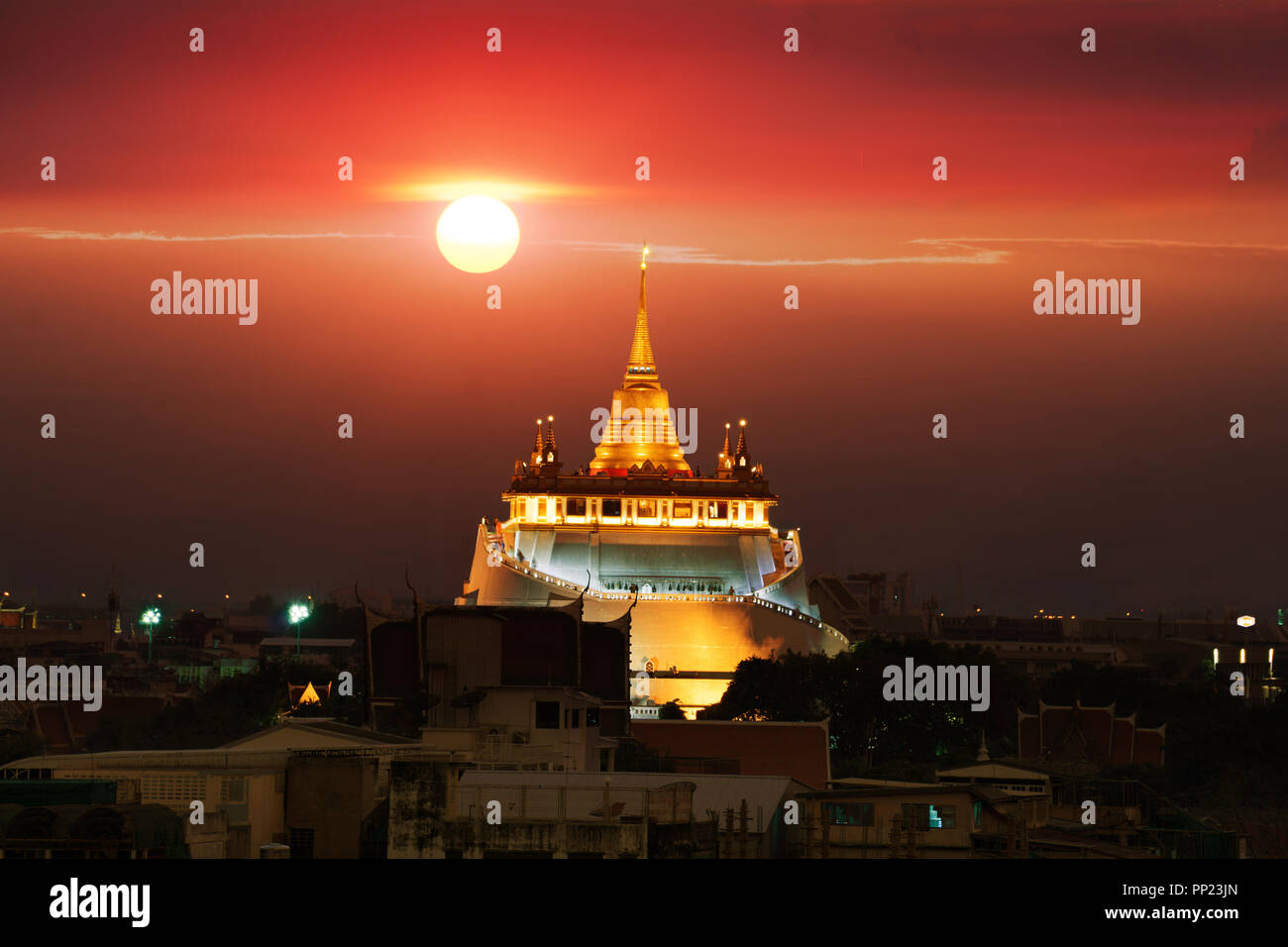 Wat Sraket Rajavaravihara Golden Mount , sun portandosi dietro il tempio. Foto Stock