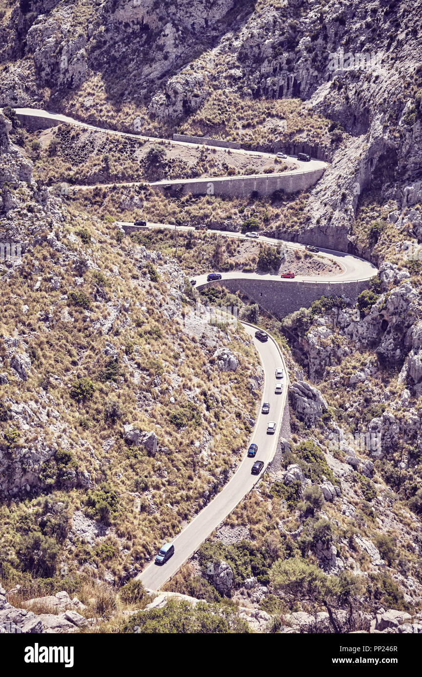 Mountain strada sinuosa, dai toni di colore immagine, Mallorca, Spagna. Foto Stock