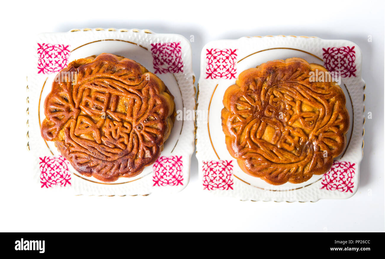 Mooncakes cinese per il festival di metà autunno su un piatto piano portapaziente Foto Stock
