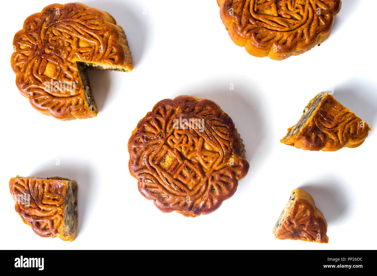 Mooncakes cinese per il festival di metà autunno isolato su bianco Foto Stock