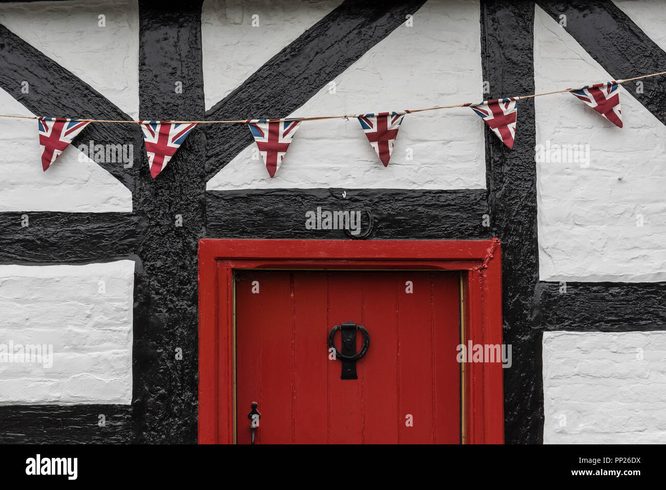 Union Jack bunting triangolare appesa sulla facciata di una casa in Beaton, Cheshire, Inghilterra, Regno Unito Foto Stock