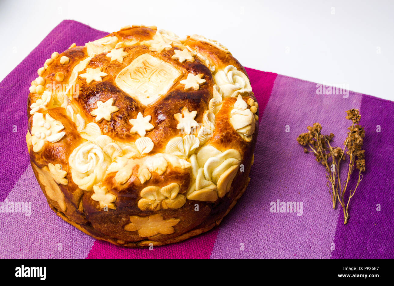 Il serbo slava pane cotto e decorate in stile tradizionale Foto Stock